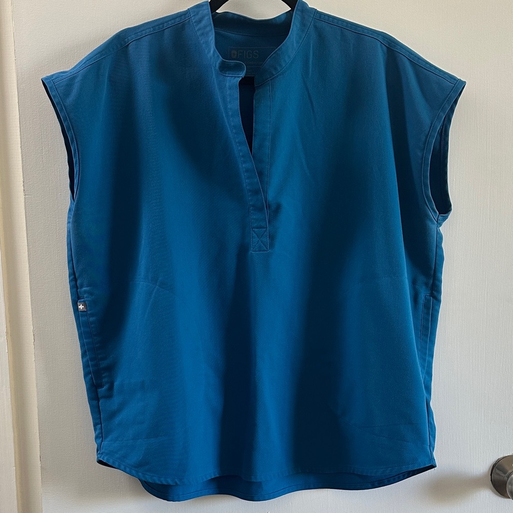 Figs scrub top